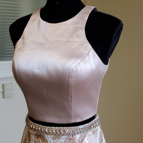SIZE 4 No Alterations two piece prom gown in blush - Picture 3 of 13